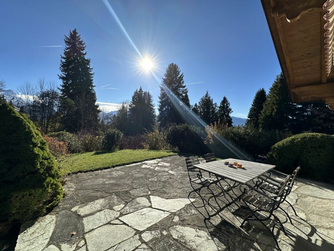 Terrasse mit Bergblick und Sitzgruppe