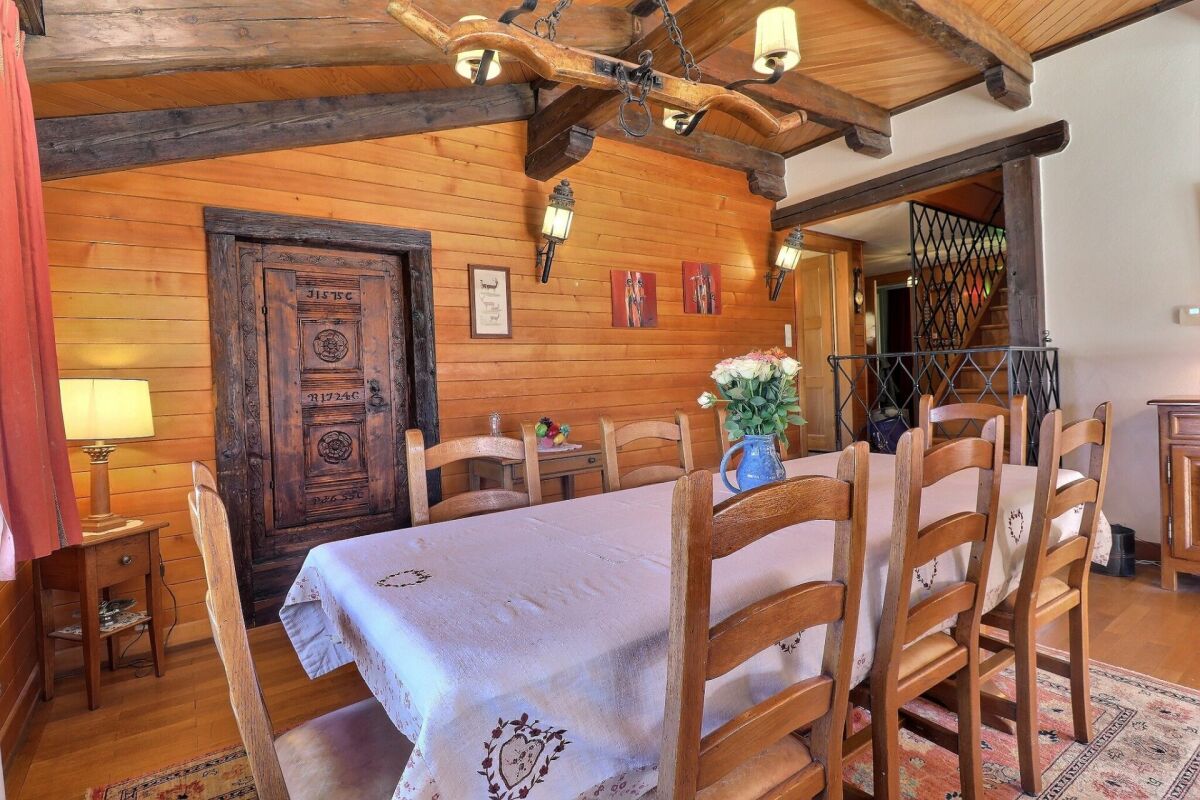 Rustikaler Speisesaal mit Holzdecke