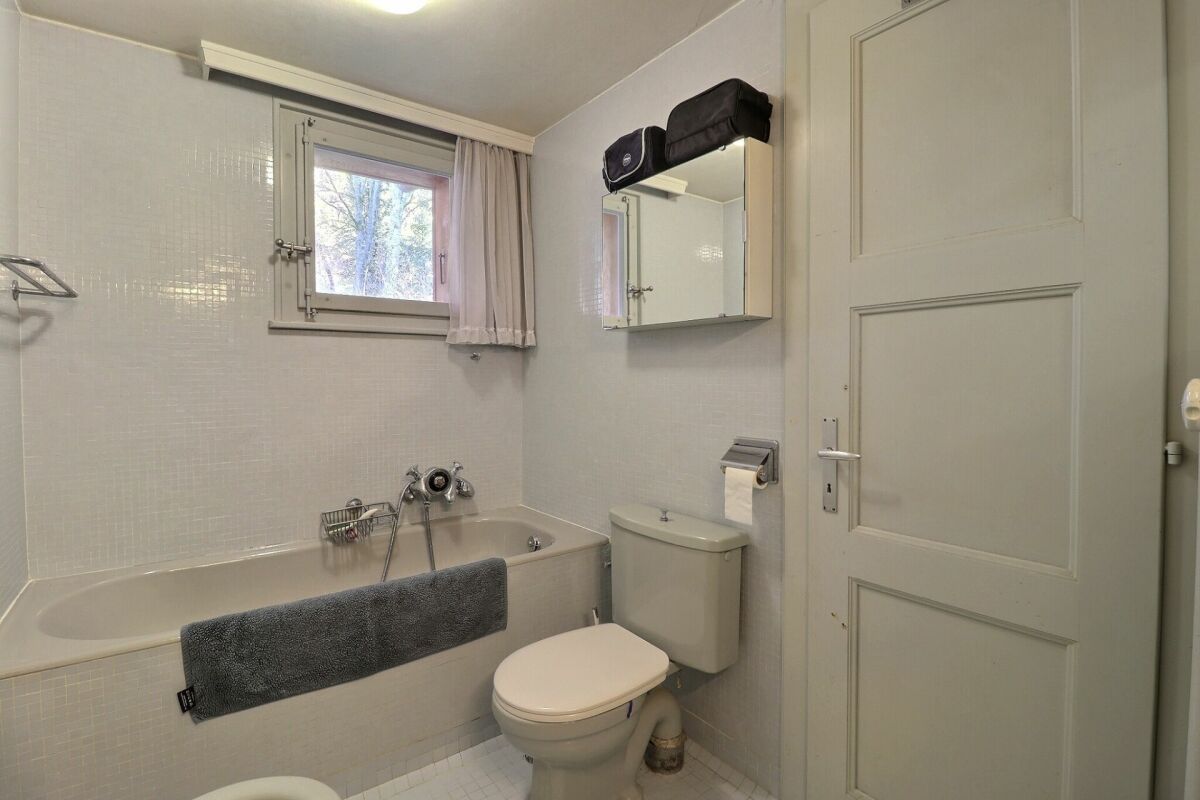 Kleines Badezimmer mit Badewanne und WC