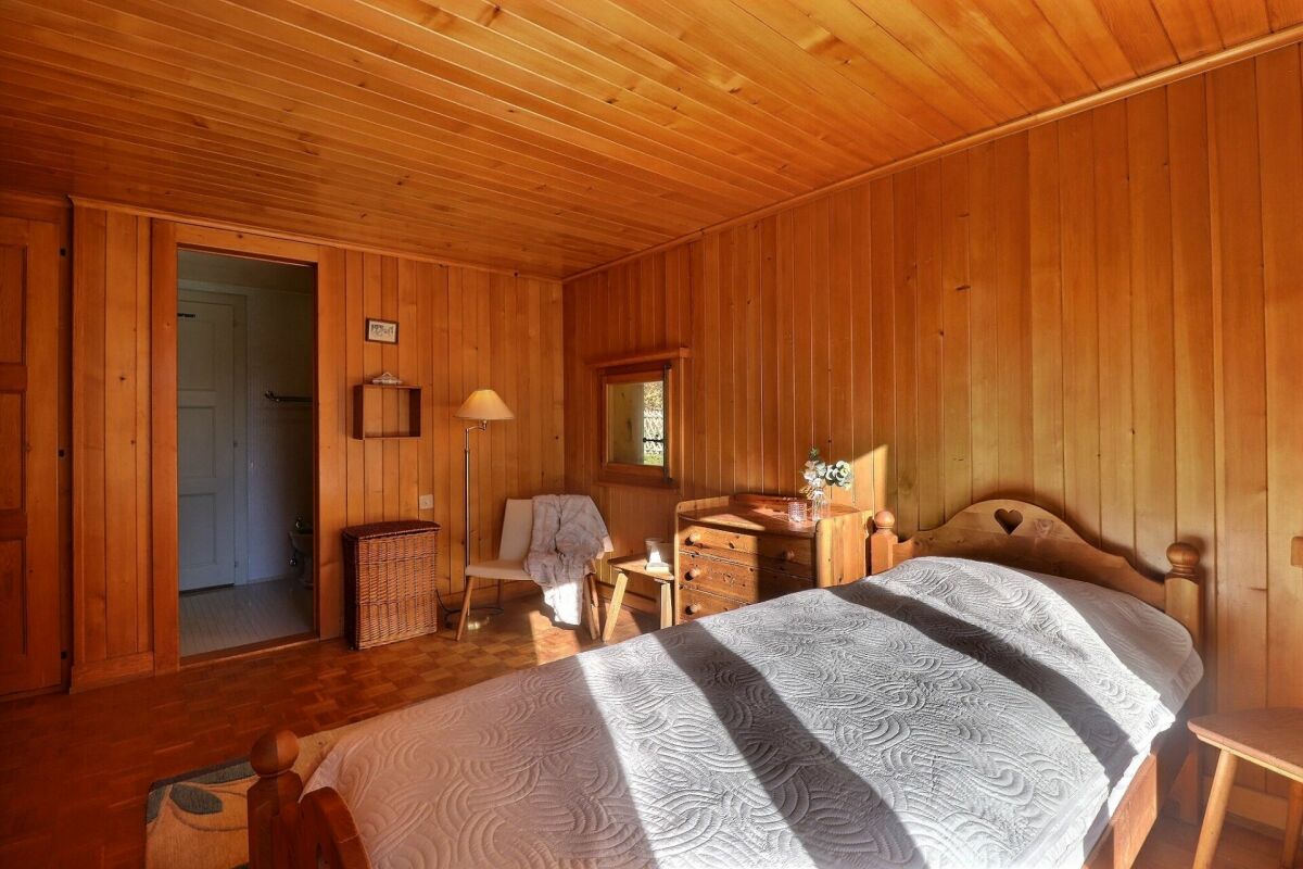 Holzgetäfeltes Schlafzimmer mit warmem Tageslicht