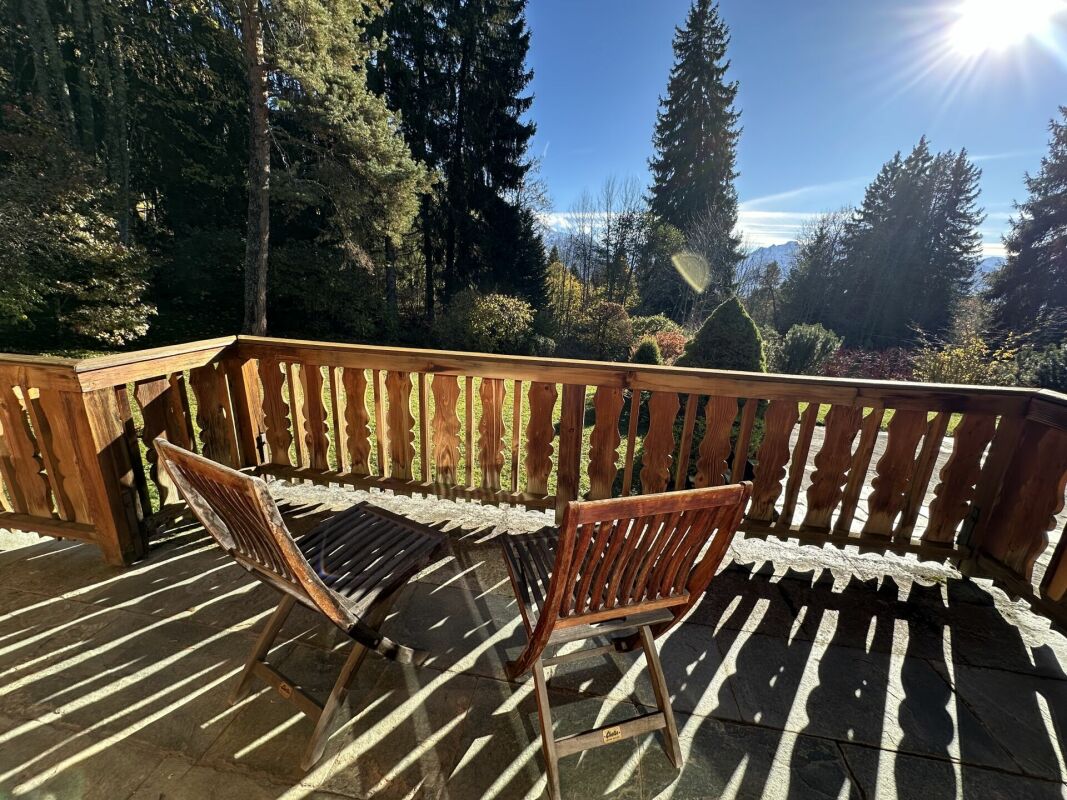 Sonnige Holzterrasse mit Blick ins Grüne