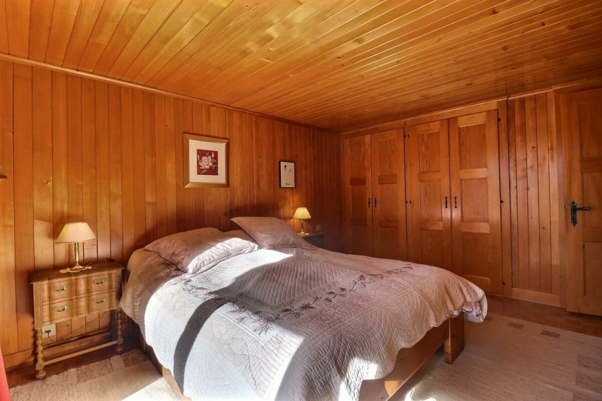 Holzvertäuschtes Schlafzimmer