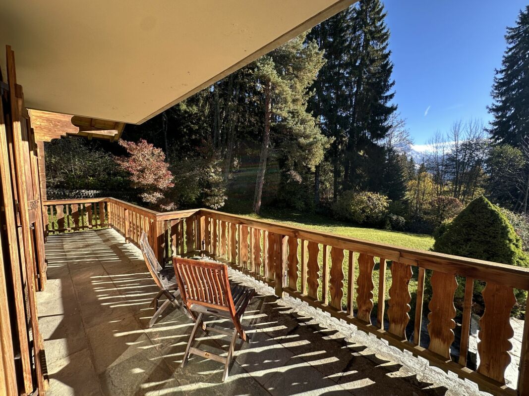 Balkon mit Berg- und Gartenblick