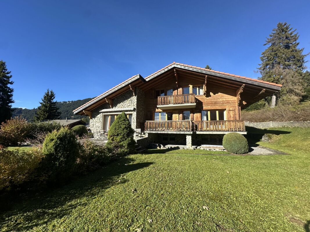 Alpines Chalet mit Holzbalkonen