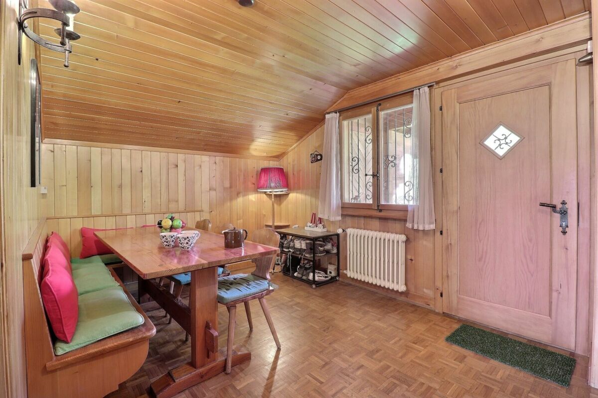 Holzvertäfelter Essbereich