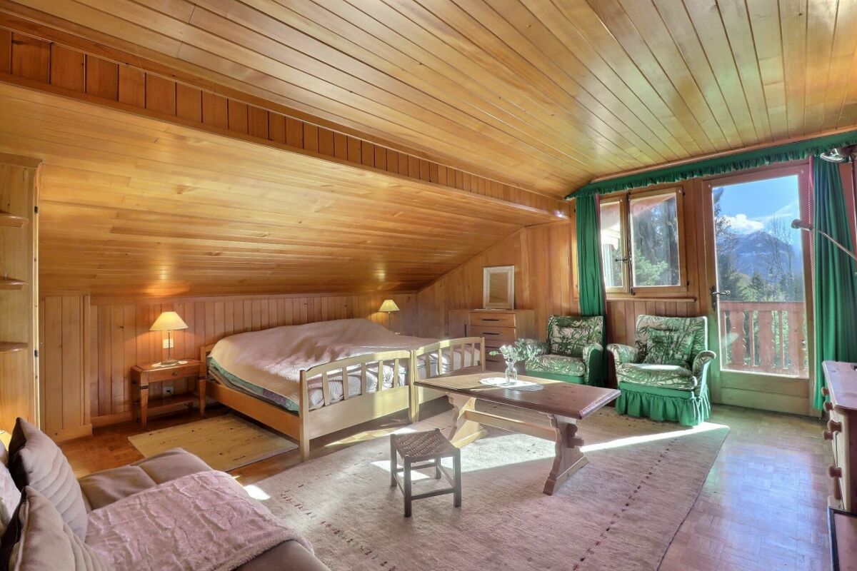 Gemütliches Holzschlafzimmer mit Bergblick