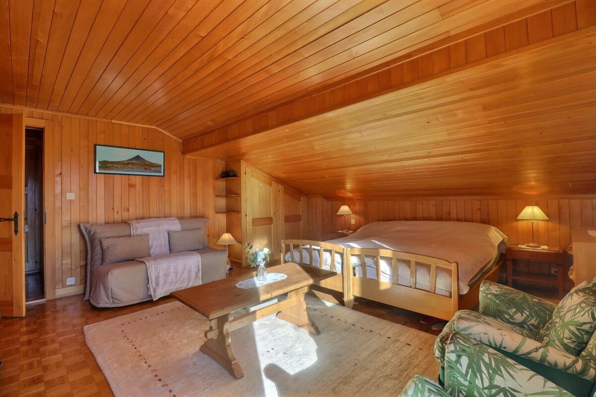 Holzvertägeltes Schlafzimmer mit Dachschräge