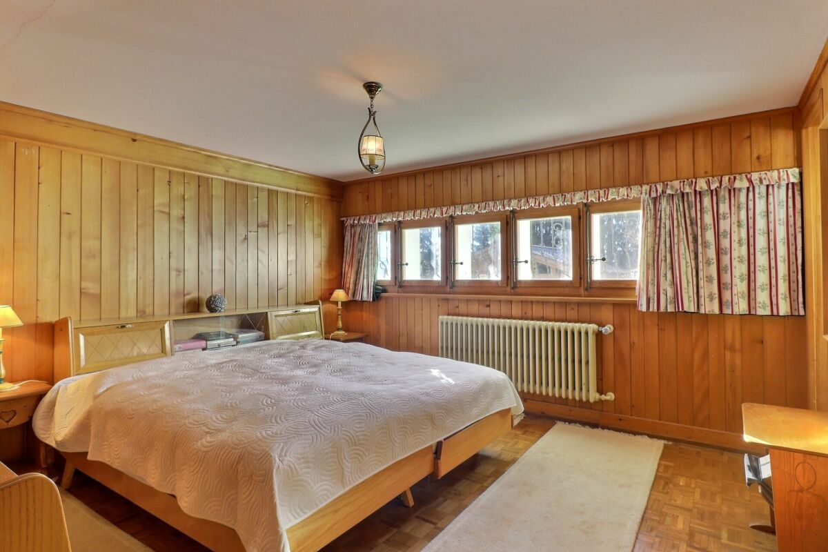 Holzvertäfeltes Schlafzimmer mit Doppelbett