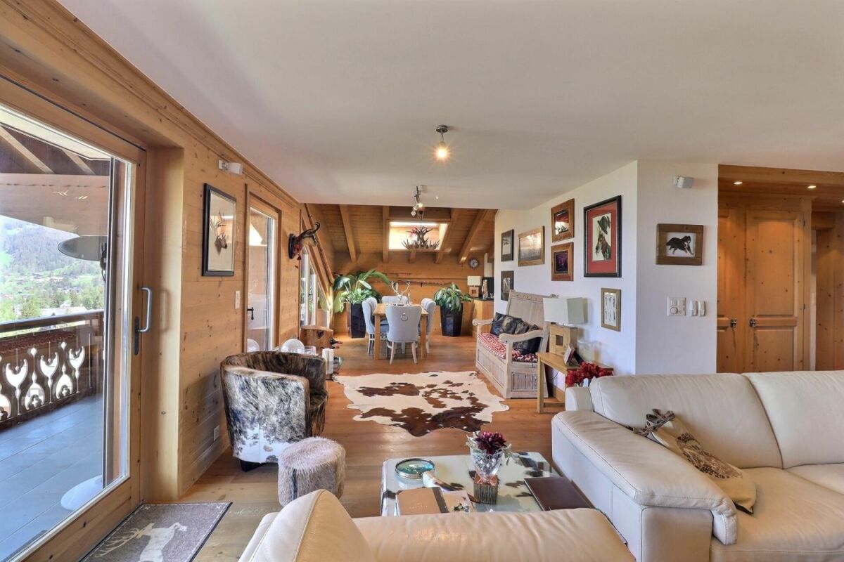 Gemütliches Chalet-Wohnzimmer mit Essbereich