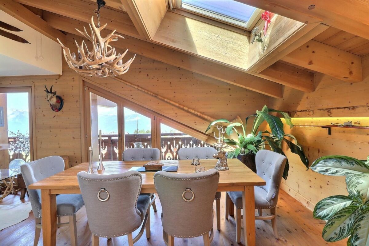 Gemütliches Holz-Dachgeschoss-Esszimmer