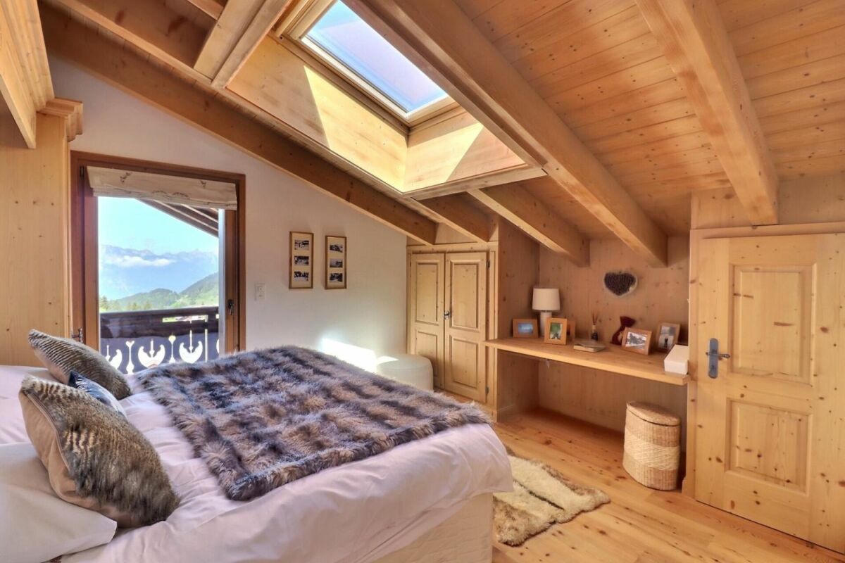 Gemütliches Dachgeschoss-Schlafzimmer im Chalet-Stil