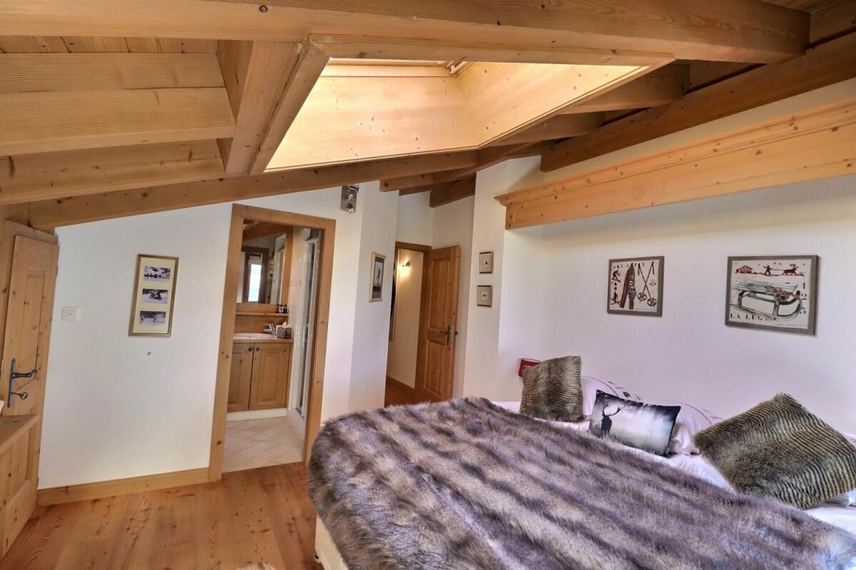 Gemütliches Schlafzimmer mit Holzbalken