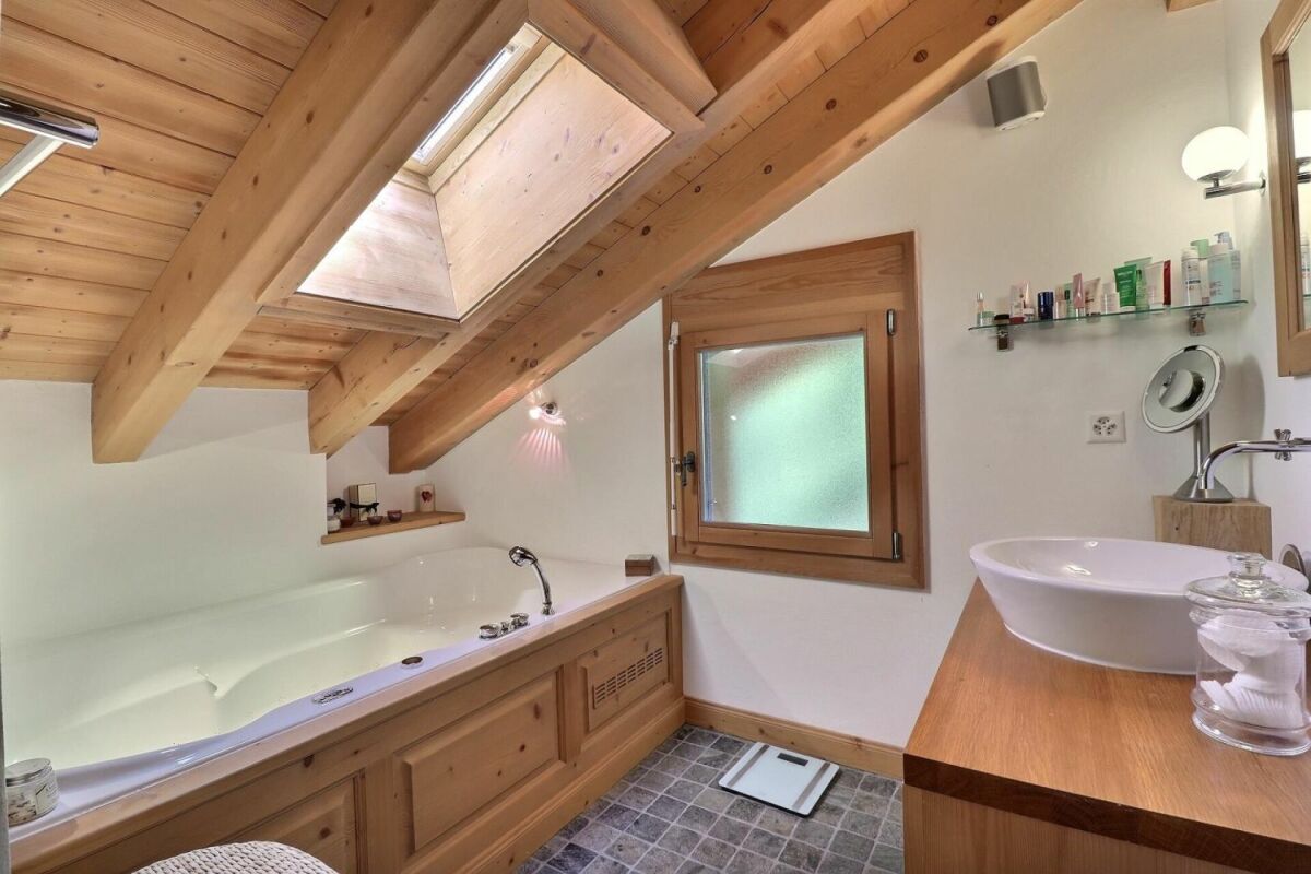 Dachgeschoss-Badezimmer mit Holzdecke