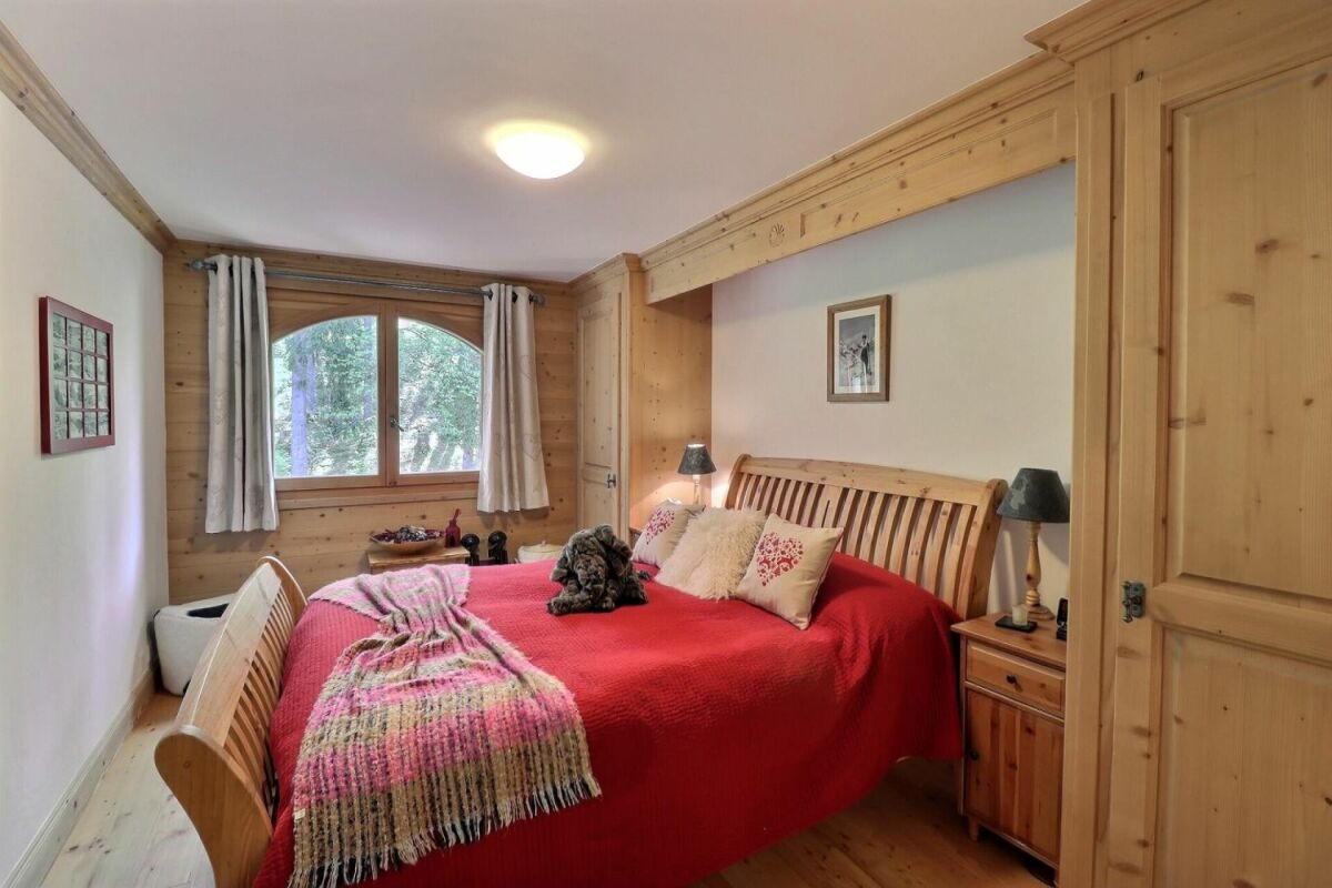 Gemütliches Schlafzimmer mit viel Holz