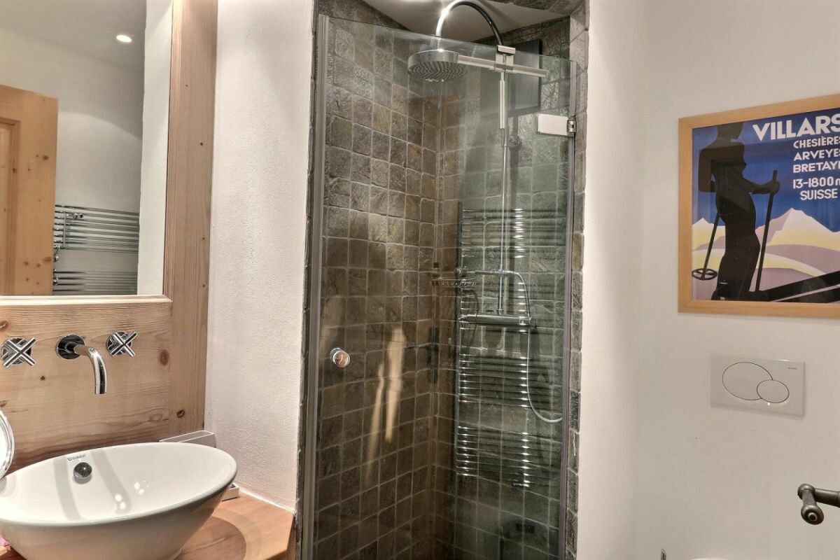 Modernes Badezimmer mit Dusche und Waschbecken