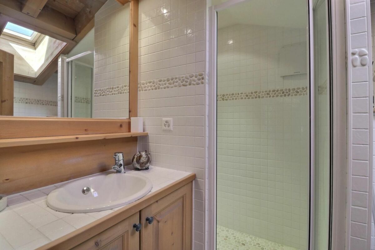 Badezimmer mit Dachfenster