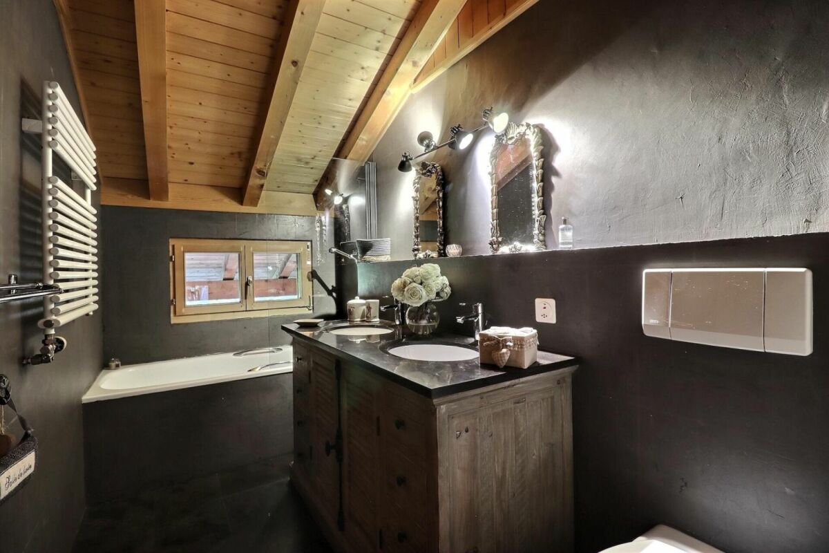 Dunkles Badezimmer mit Holzdecke