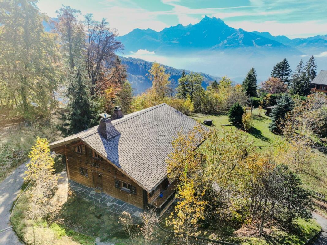 Berghaus mit Alpenpanorama