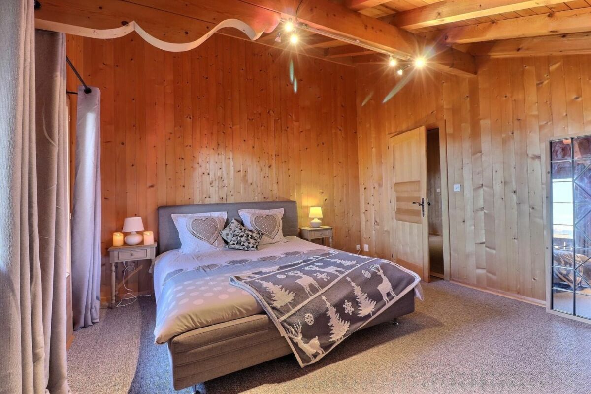 Gemütliches Schlafzimmer in Holzoptik