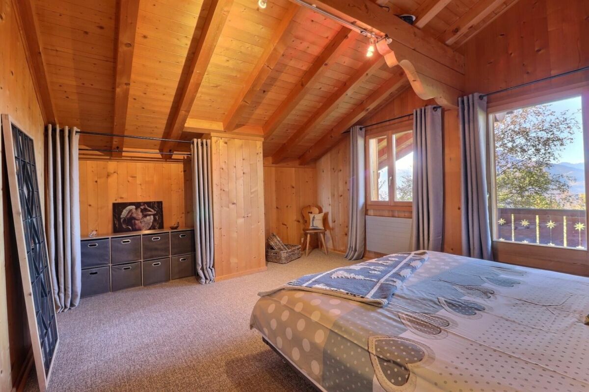 Holzverkleidetes Schlafzimmer mit Bergblick