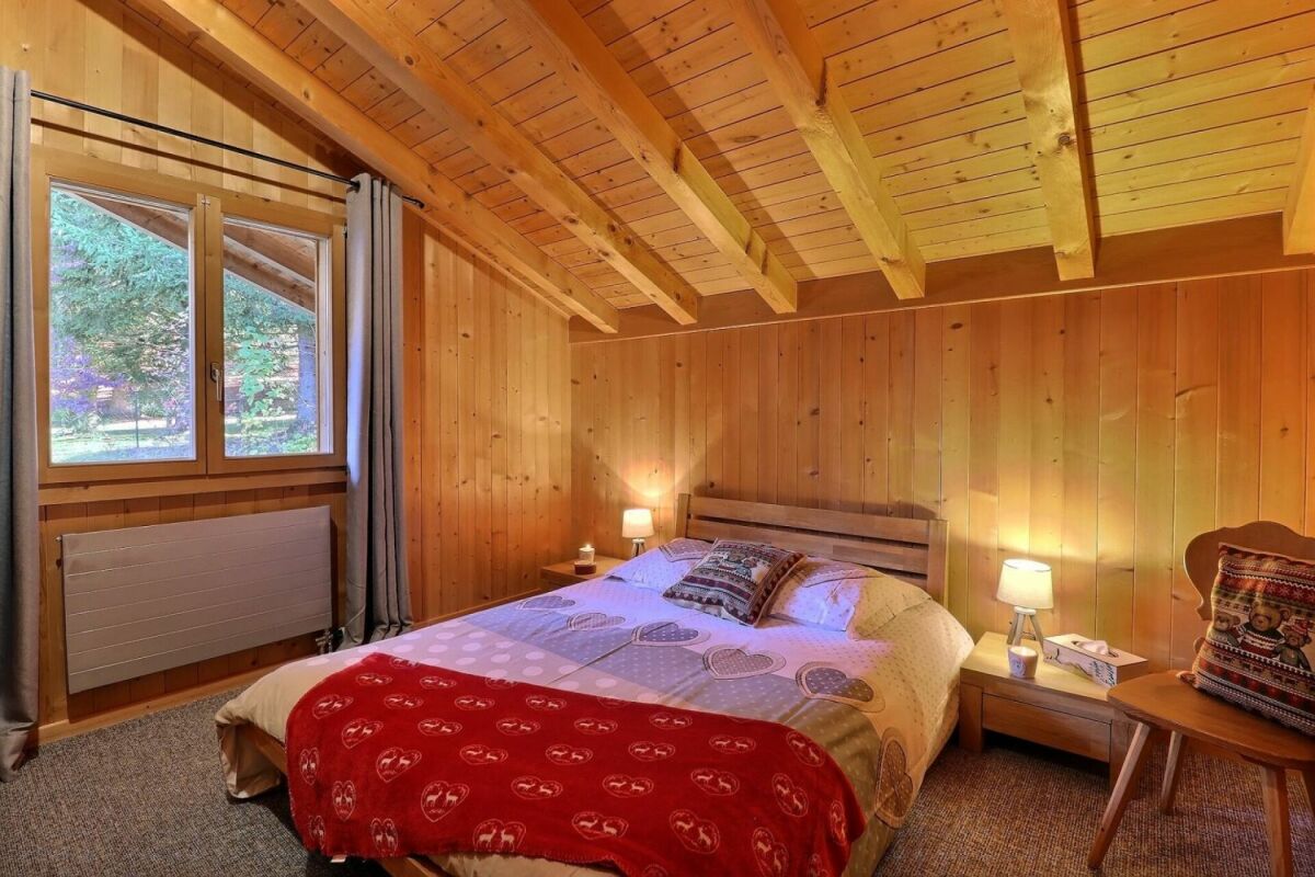 Gemütliches Holzschlafzimmer im Chalet-Stil