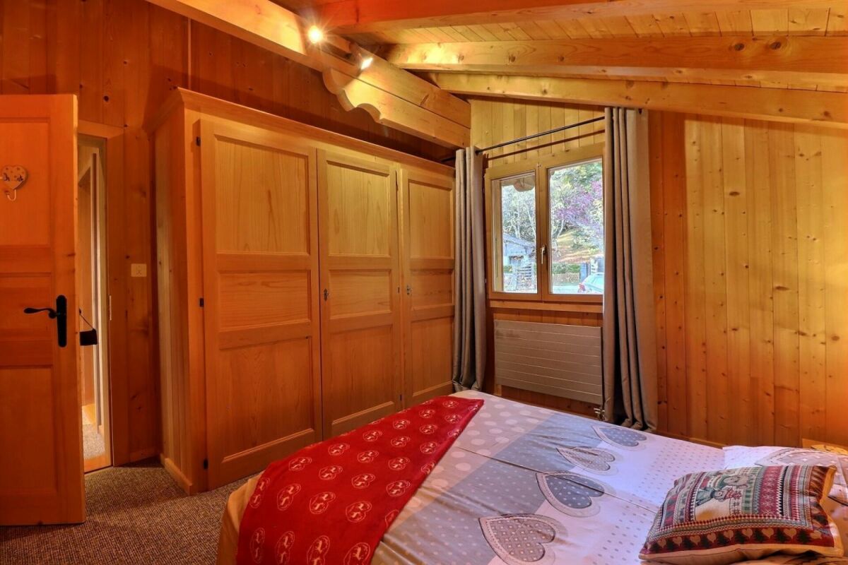 Gemütliches Holzschlafzimmer im Chalet-Stil