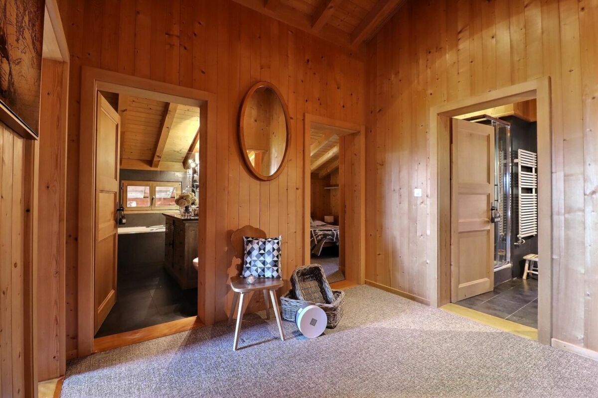 Rustikaler Holzflur mit angrenzendem Bad und Schlafzimmer