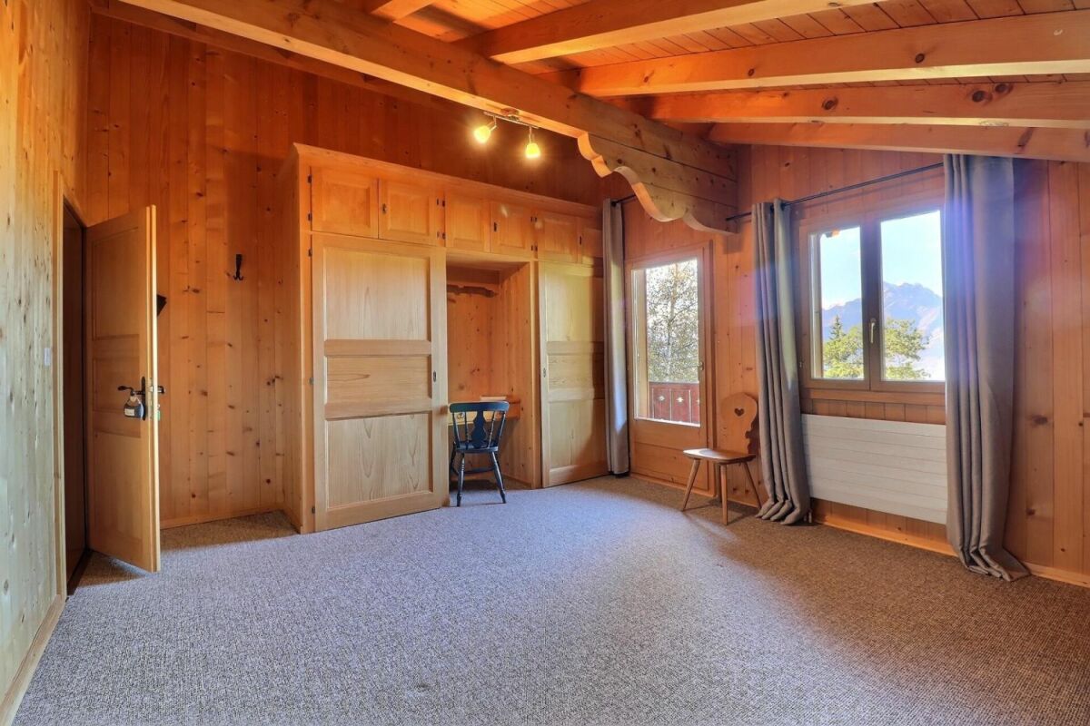 Rustikales Holzschlafzimmer mit Bergblick