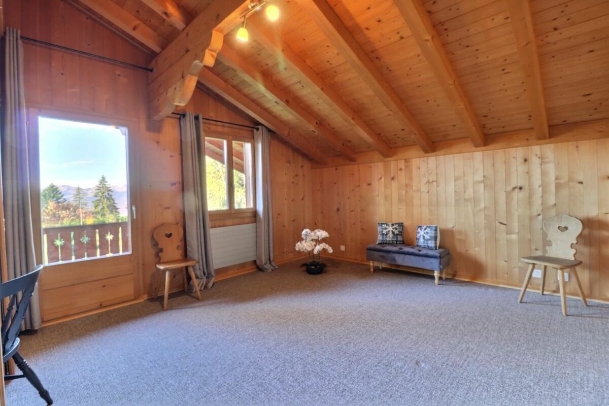 Gemütlicher Dachraum mit Holzverkleidung