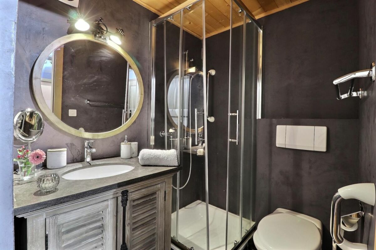Modernes Badezimmer mit dunkler Gestaltung
