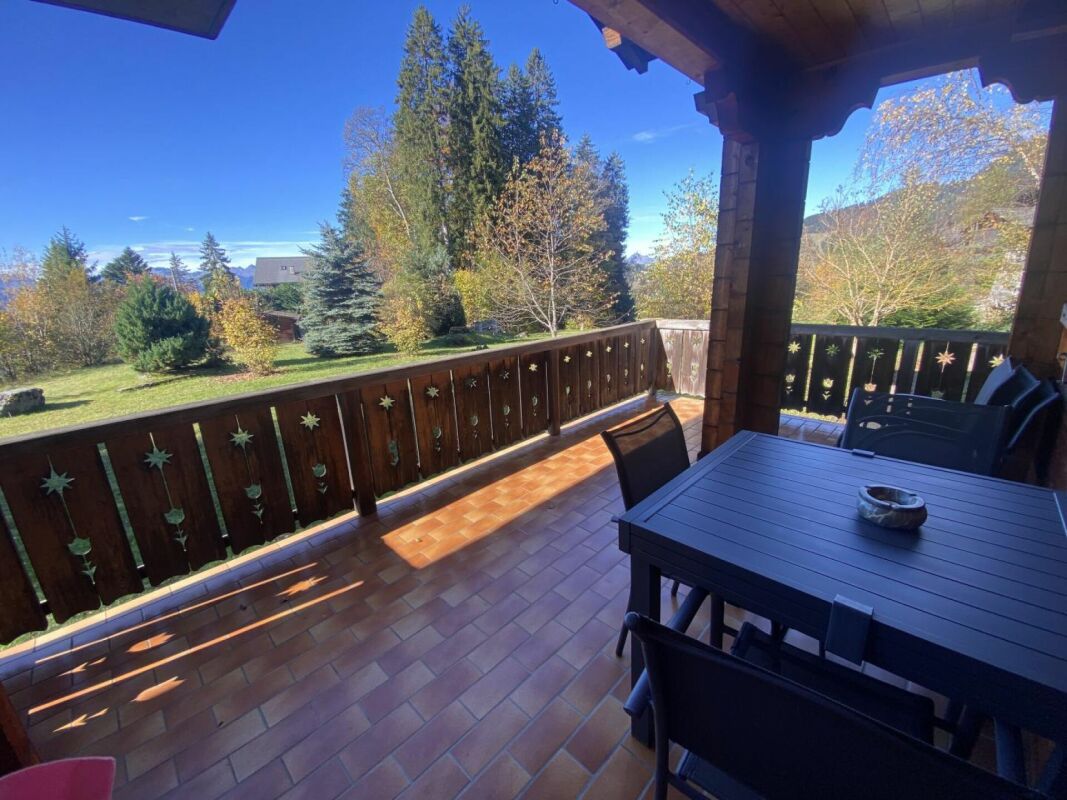Überdachte Terrasse mit Gartenblick