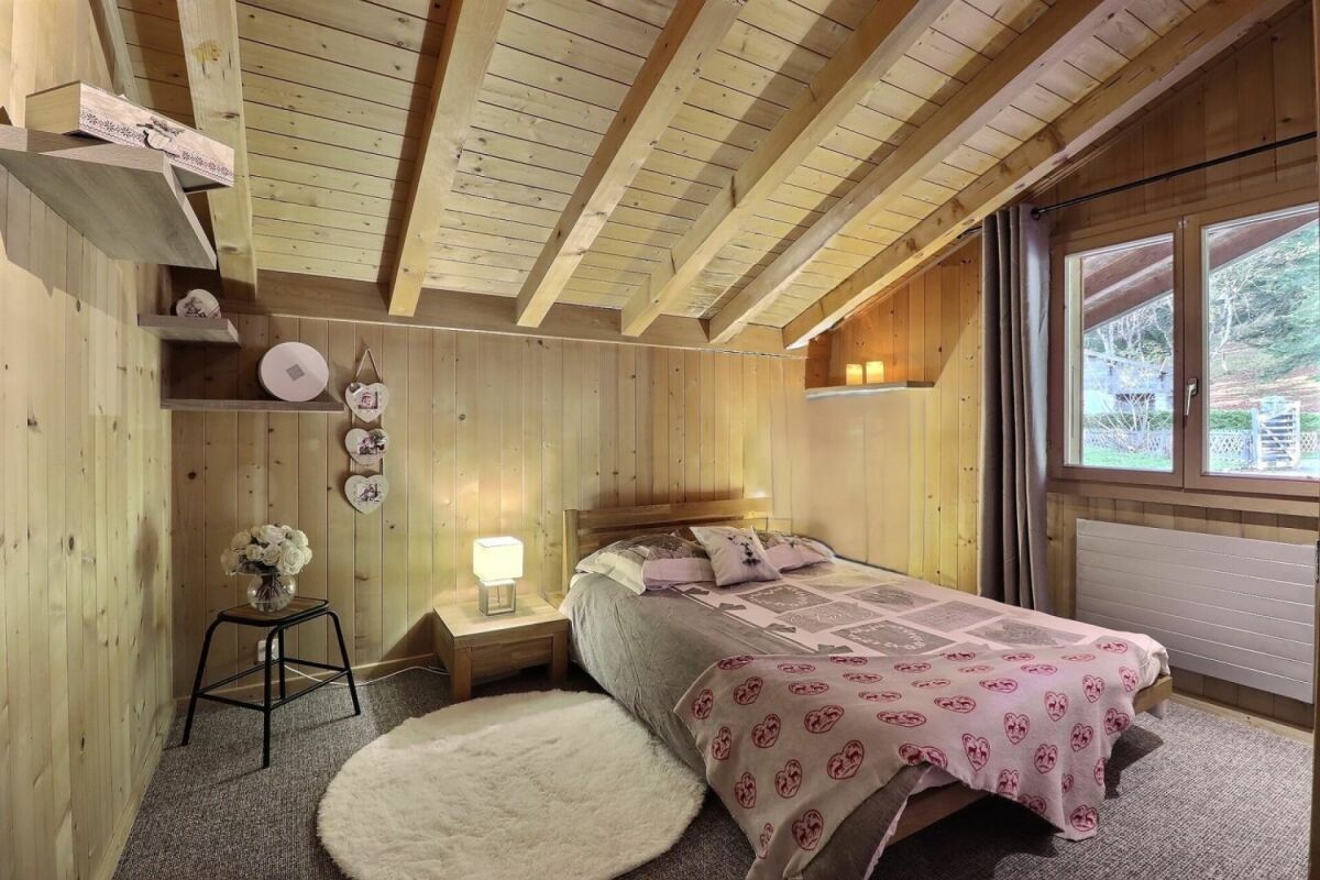 Gemütliches Holzschlafzimmer unterm Dach
