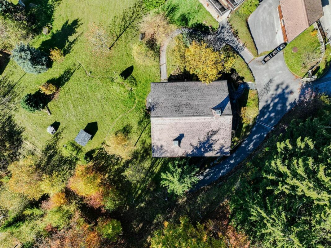 Luftaufnahme eines Hauses mit großem Garten