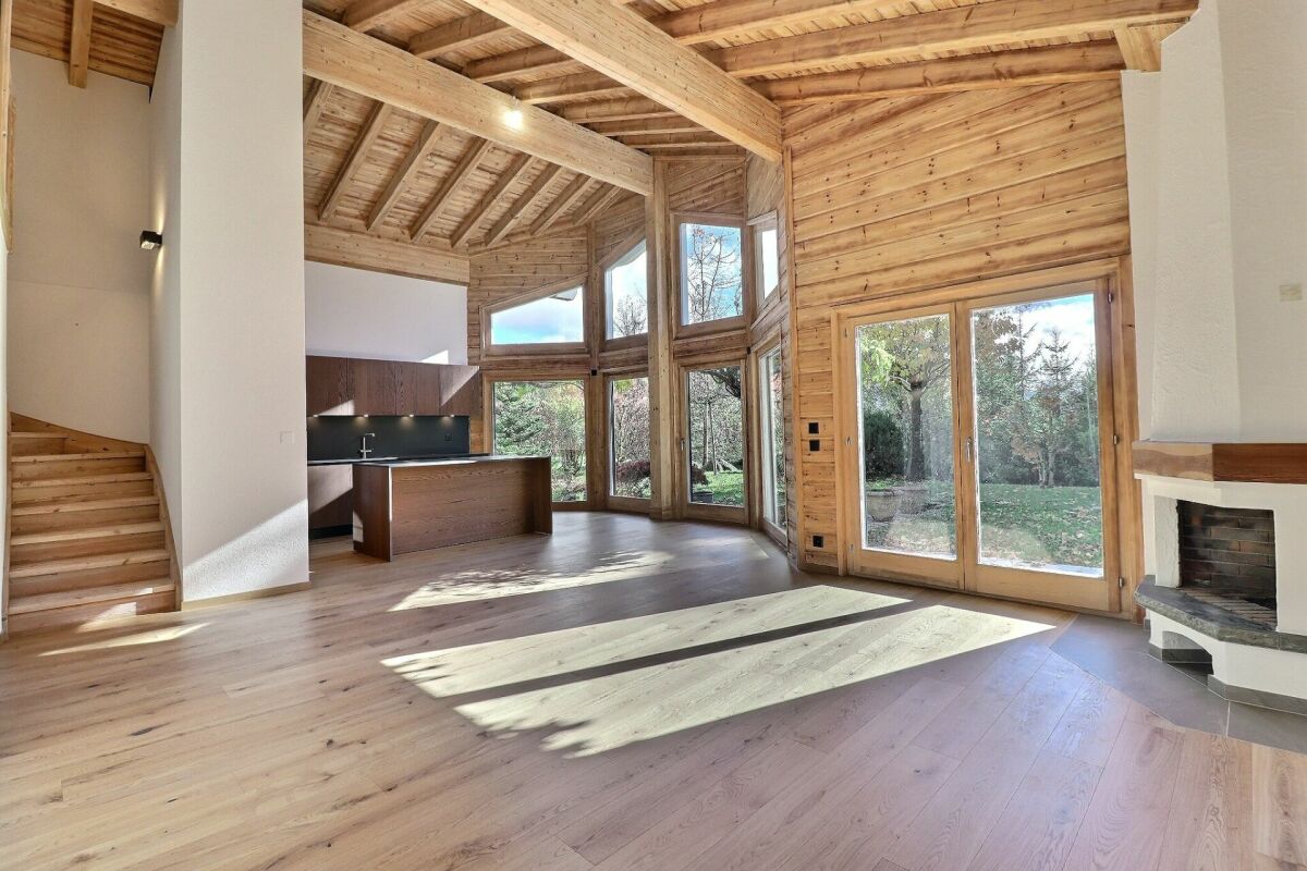 Offener Wohnbereich mit Holzdecke und Kamin