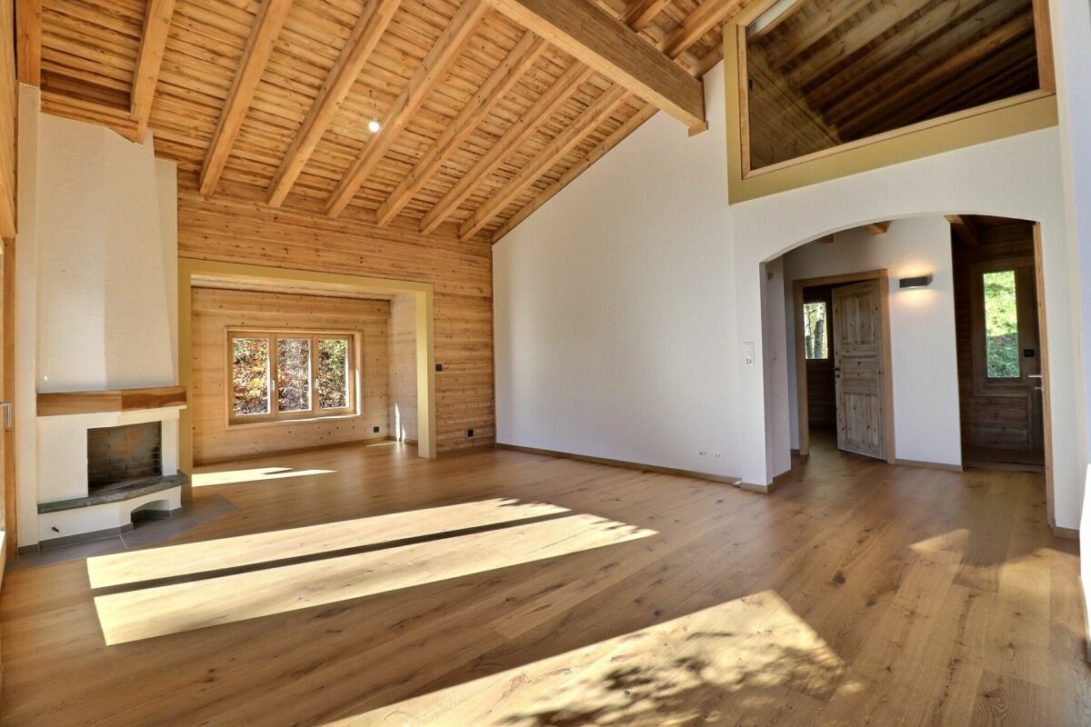Großer Wohnraum mit Holzbalkendecke