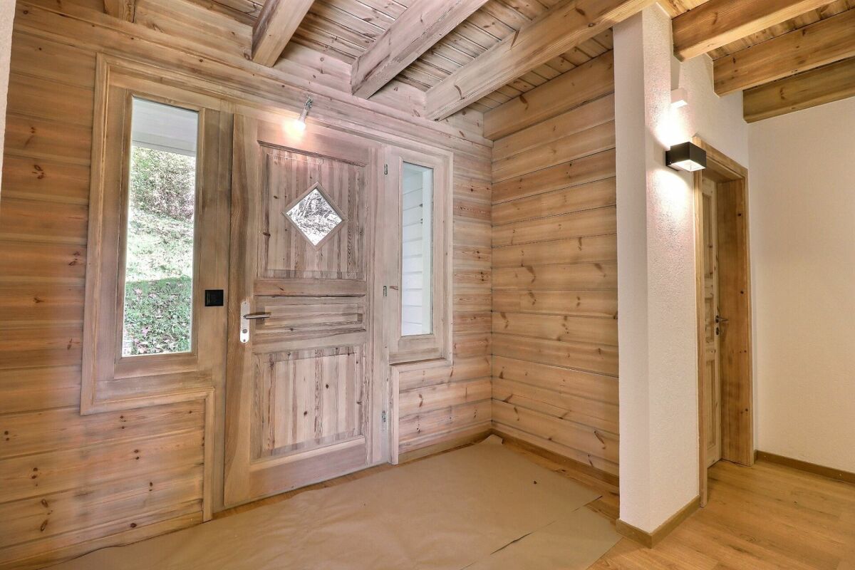 Eingangsbereich mit Holzverkleidung