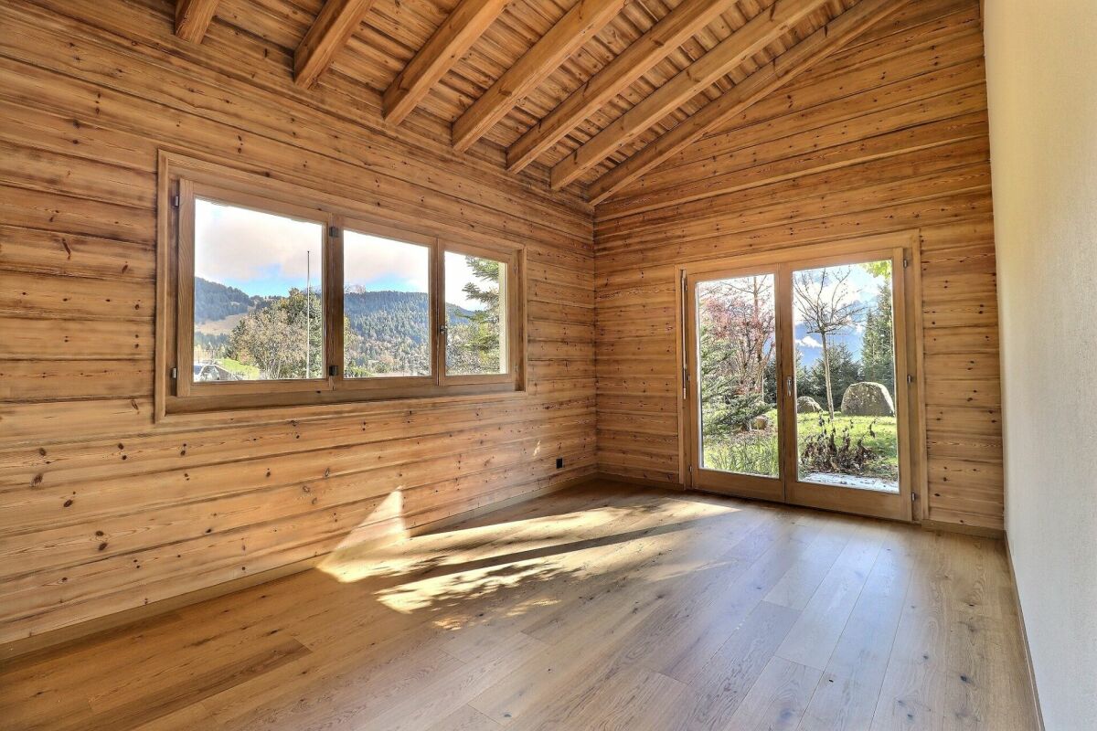Holzverkleideter Raum mit Bergblick