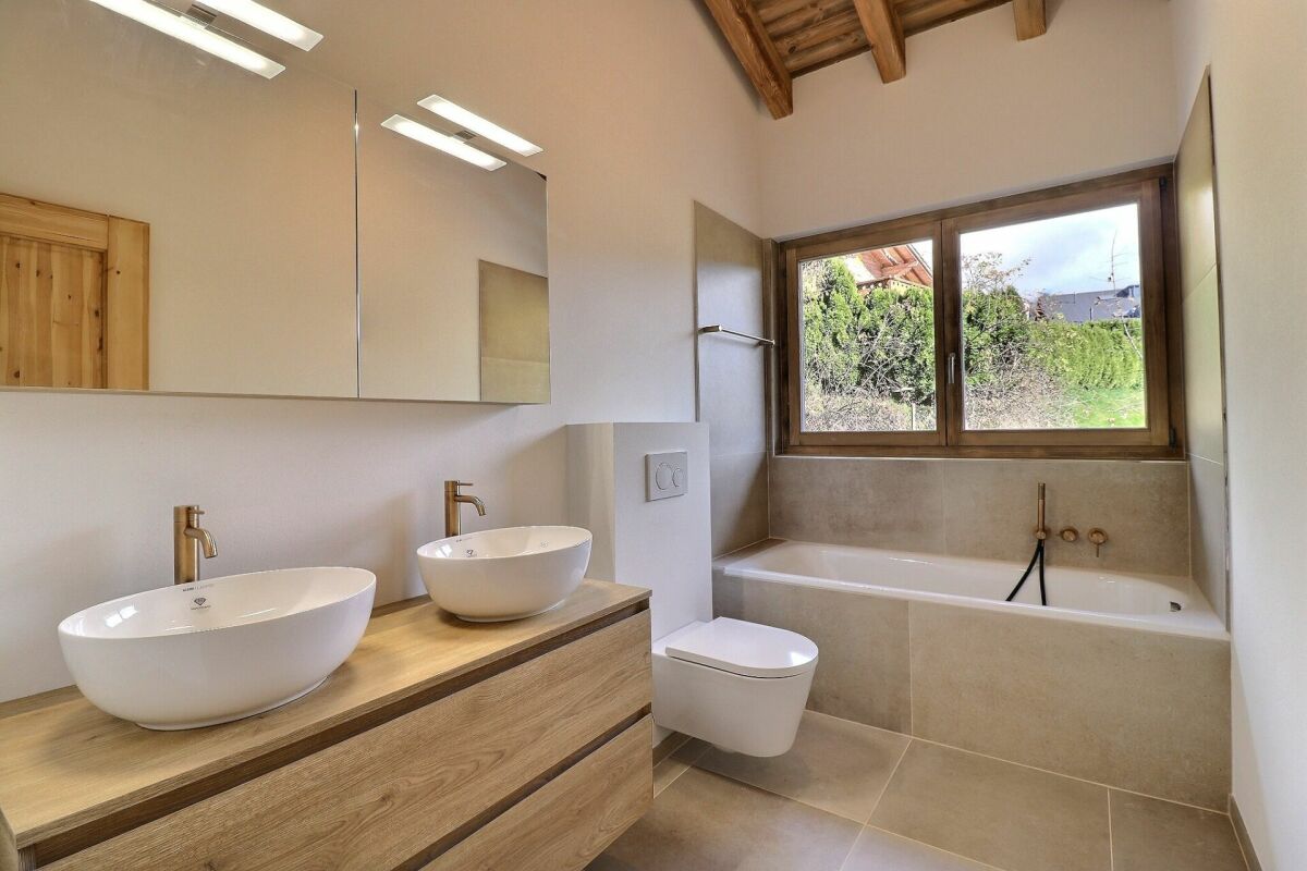 Modernes Badezimmer mit Doppelwaschtisch und Badewanne