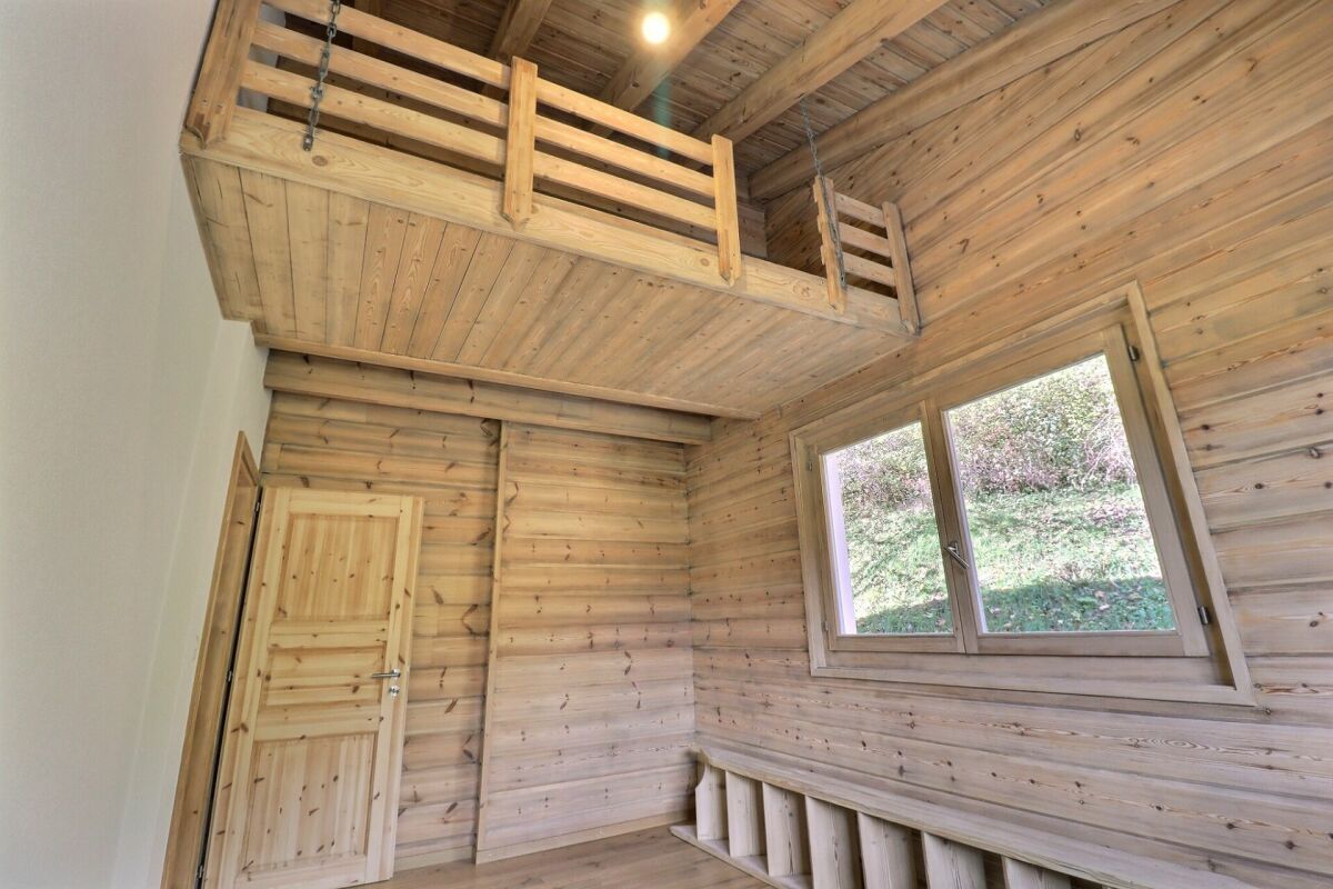 Holzverkleideter Innenraum mit Galerie