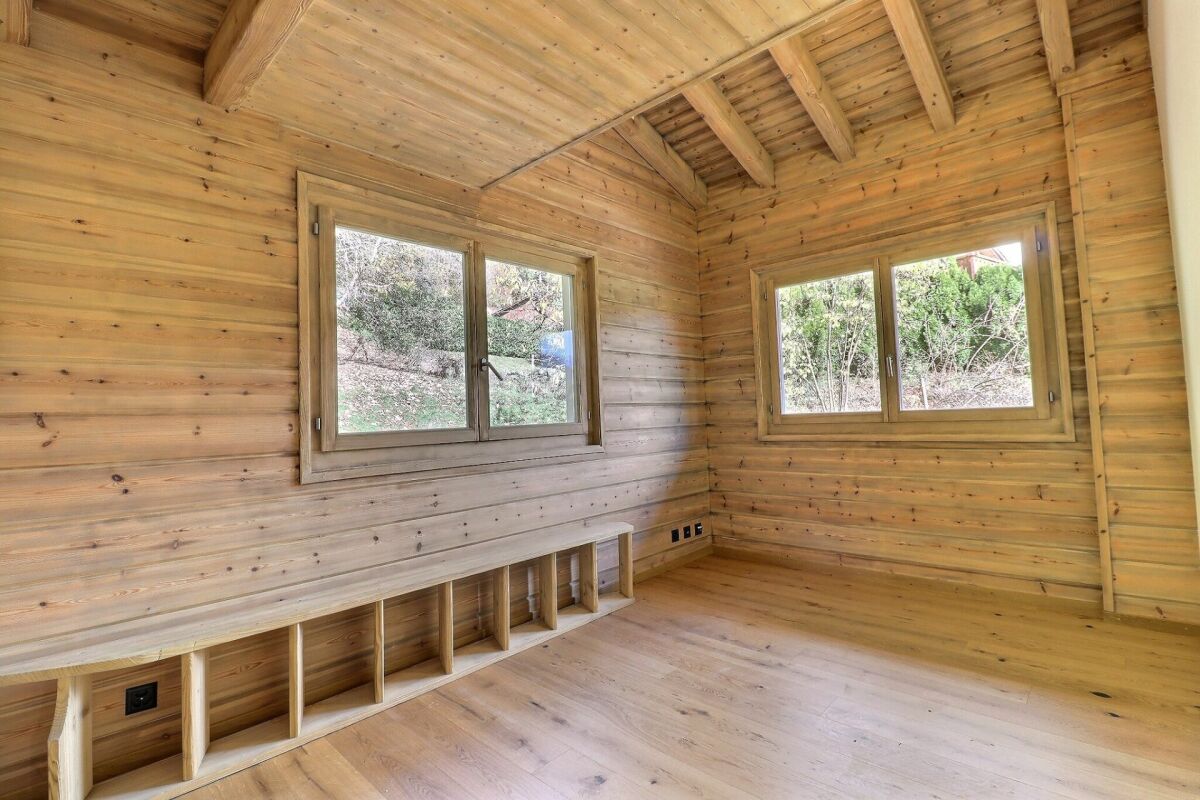 Holzverkleideter Raum mit Fenstern