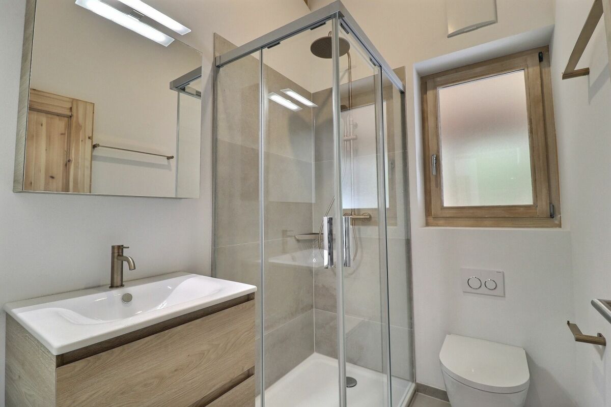Modernes Badezimmer mit Dusche und Waschtisch