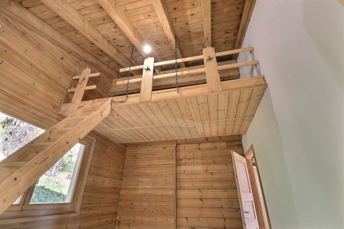 Holzinnenraum mit Galerie
