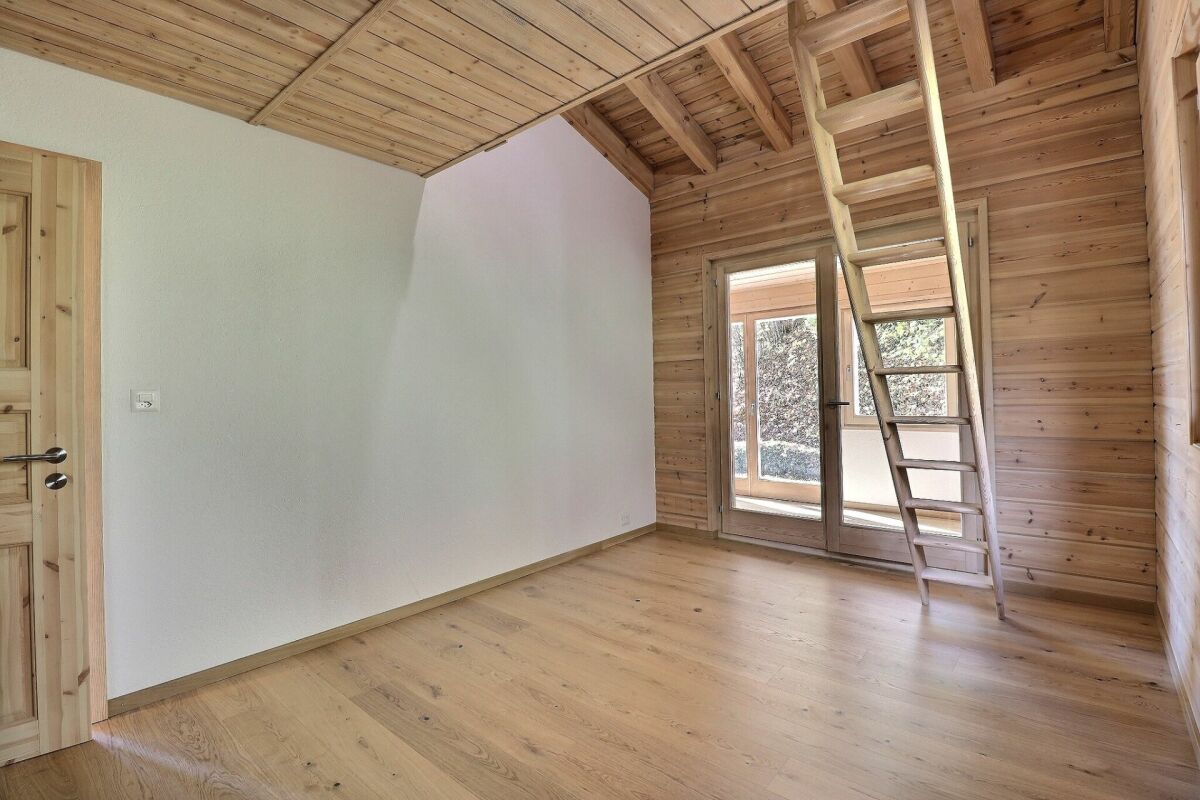 Ausgebauter Dachraum mit Holzvertäfelung und Leiter