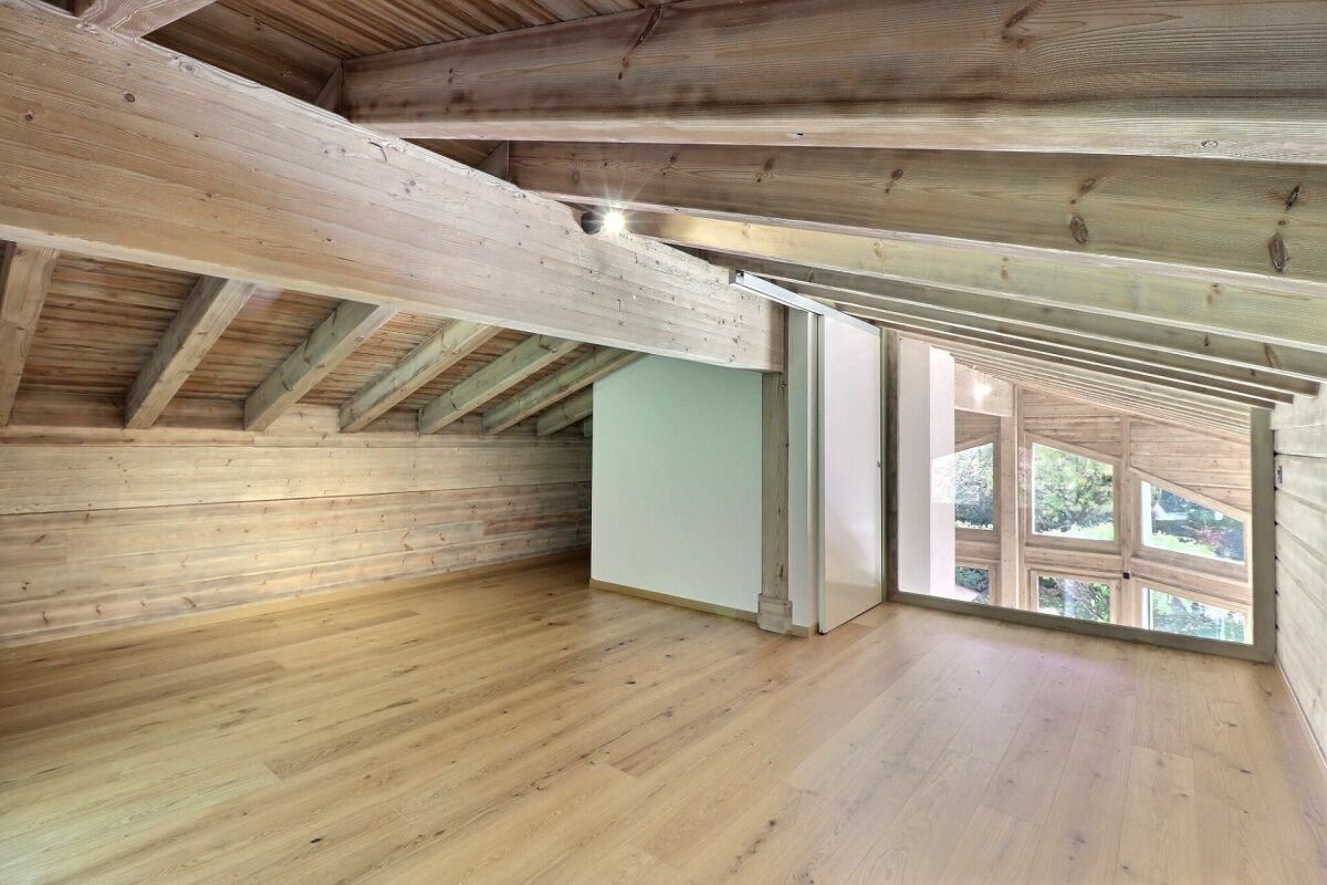 Ausgebauter Dachraum mit sichtbarer Holzstruktur