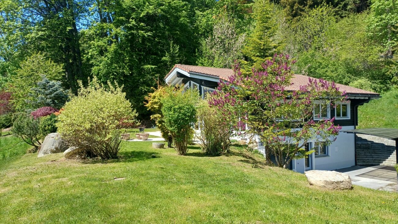 Haus mit Garten in grüner Hanglage