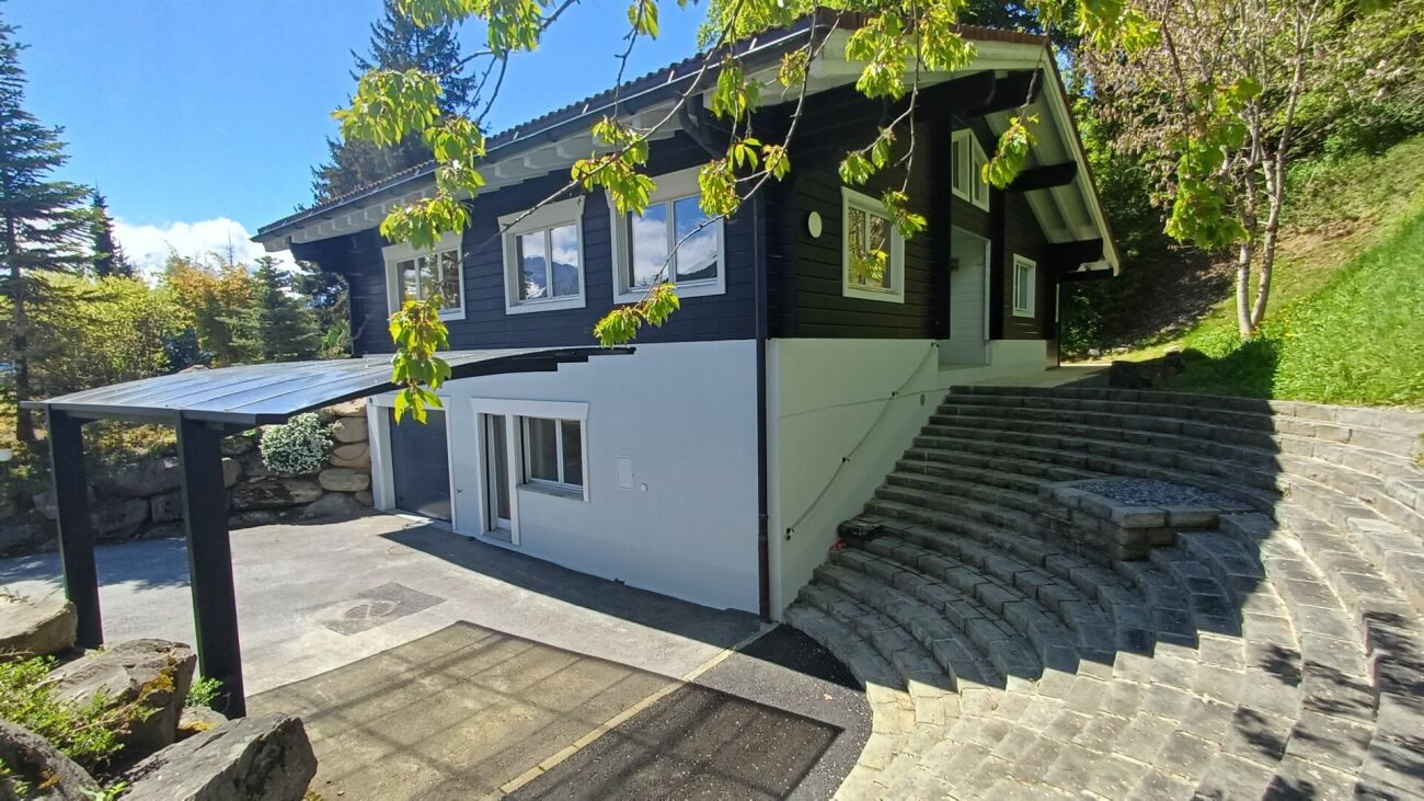 Außenansicht eines Hauses mit Zufahrt und Treppe