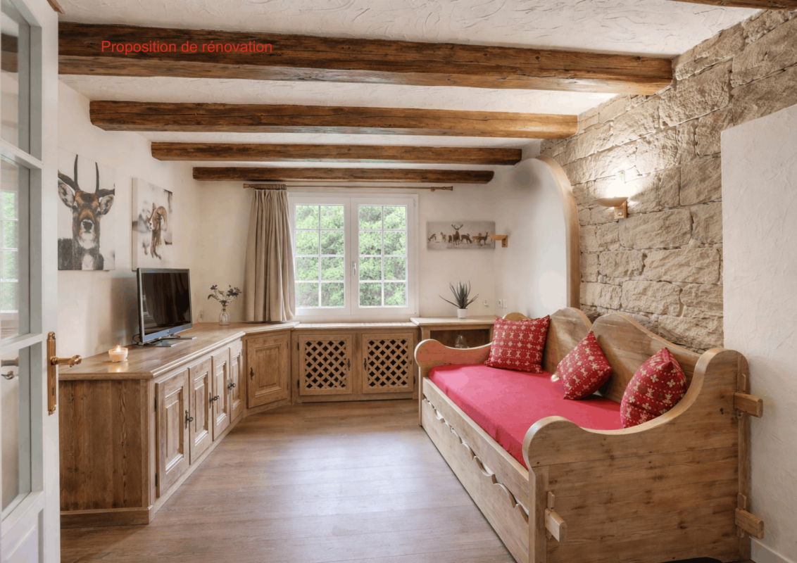 Rustikales Wohnzimmer mit Holzdecke und Natursteinwand