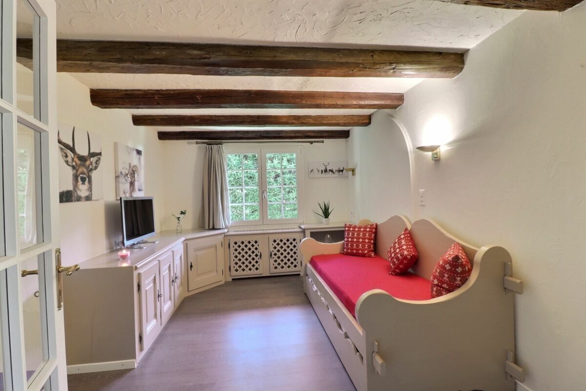 Gemütliches Schlafzimmer mit rustikalen Holzbalken