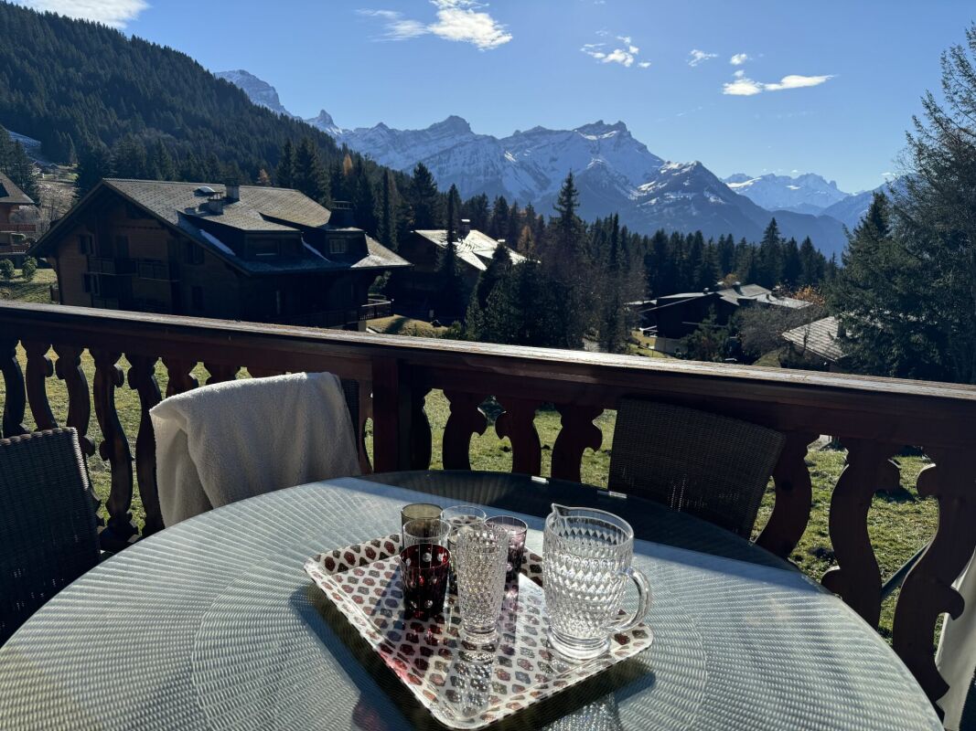 Balkon mit Bergpanorama