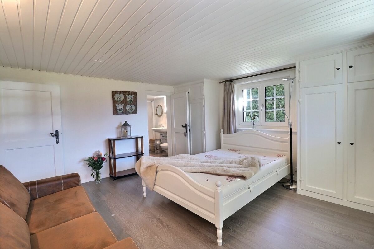Schlafzimmer mit weißer Einrichtung